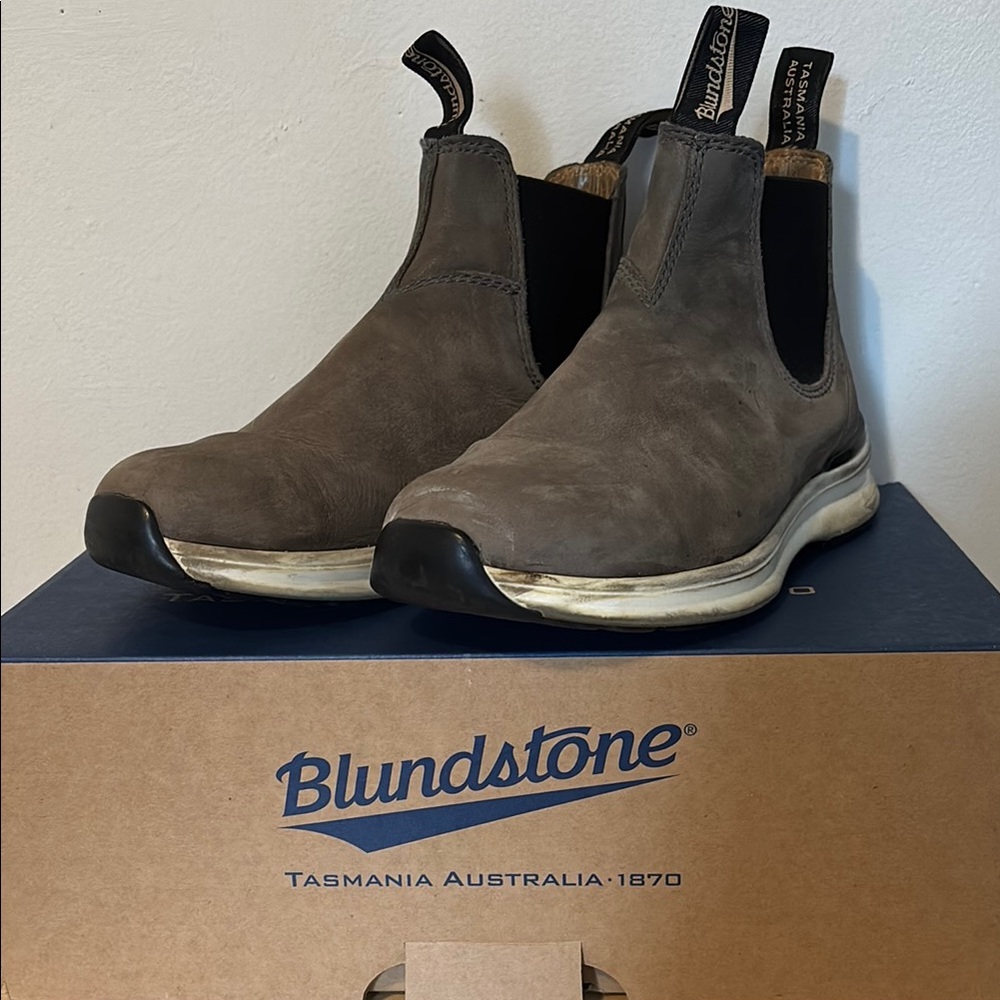 Blundstone Brown Chelsea Boots with Elastic Panels